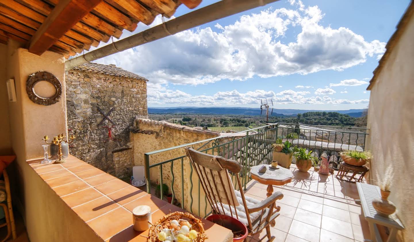 House with terrace Vaugines