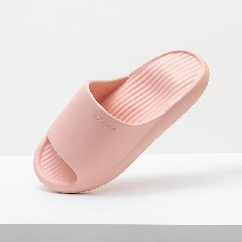 Ciabatte da bagno massaggianti con onda per donna, fondo morbido. Sensazione di benessere a casa, relax e comfort per i tuoi piedi.
