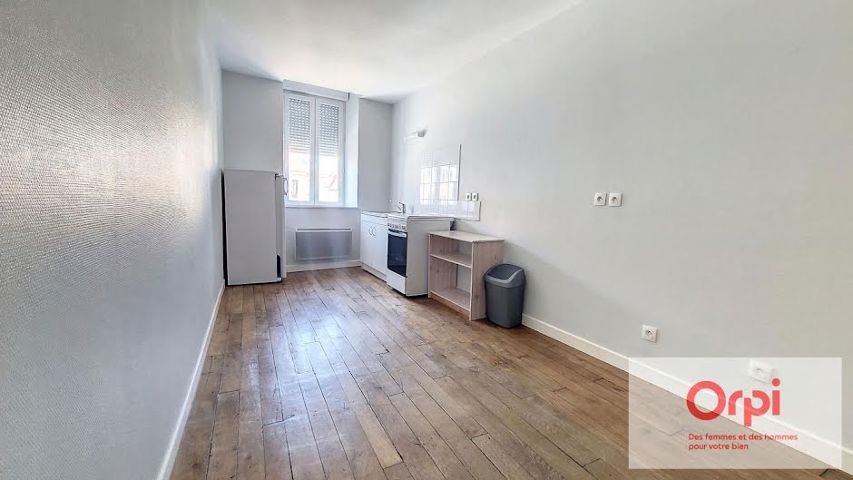 Location  appartement 1 pièce 32 m² à Montmarault (03390), 325 €