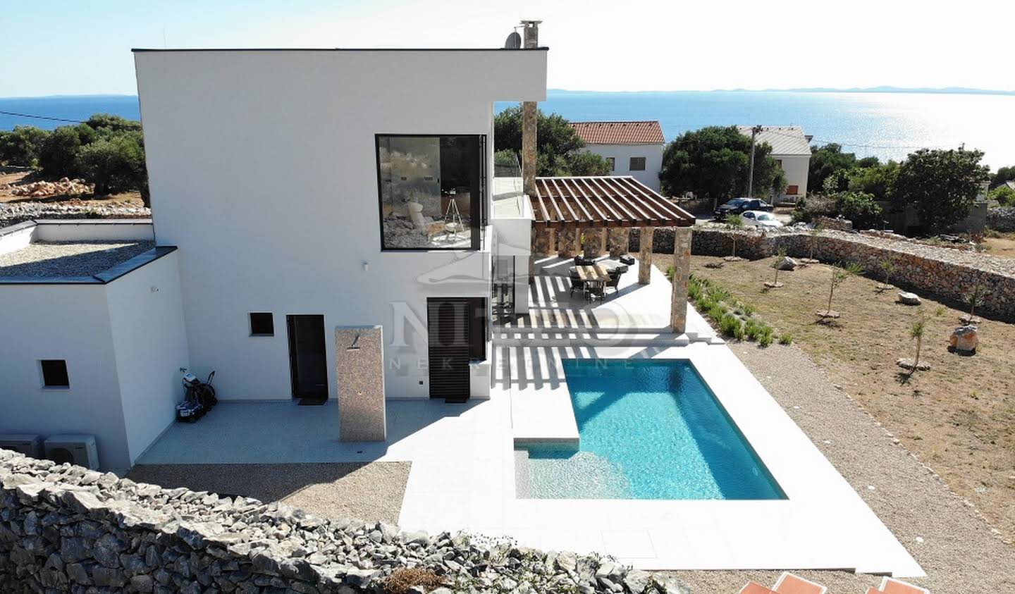 House with pool and terrace Lun