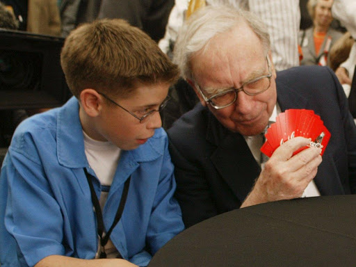 Khoảnh khắc thú vị của Warren Buffett khi chơi bài Bridge cùng cháu trai, đây là một sở thích giải trí đơn giản của vị tỷ phú 88 tuổi.