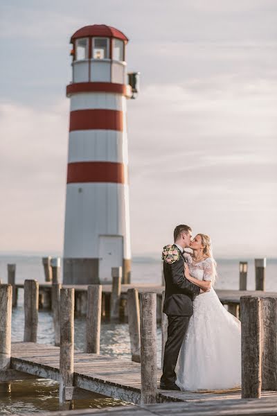 Fotógrafo de casamento Daniel Cseh (tothemoonandback). Foto de 23 de setembro 2017