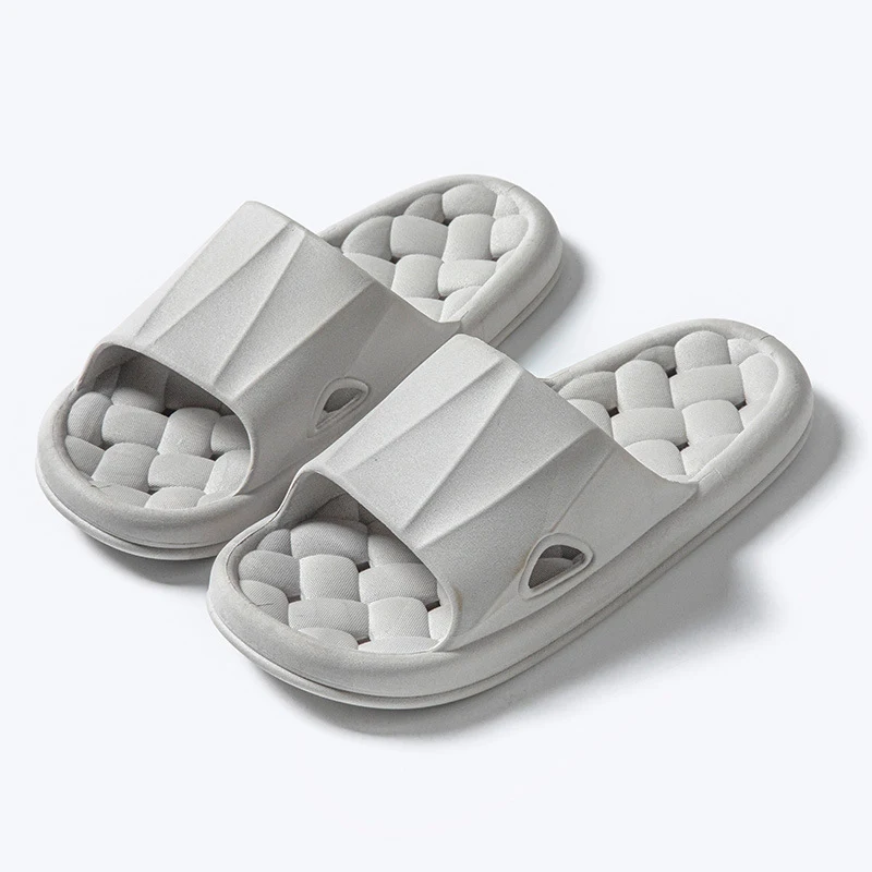 Nouvelles pantoufles tissées antidérapantes pour femmes, été, intérieur, salle de bain, chaussures de maison pour hommes. Confort et sécurité.