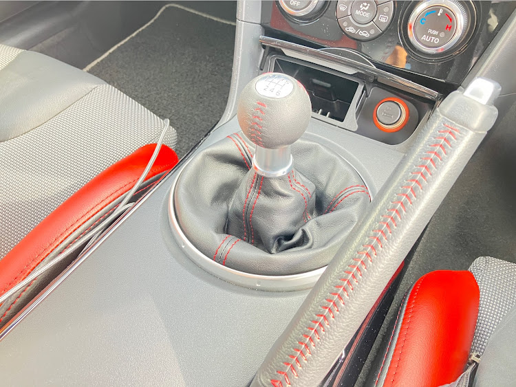RX-8のシフトブーツ交換・DIYに関するカスタム事例の投稿画像1枚目