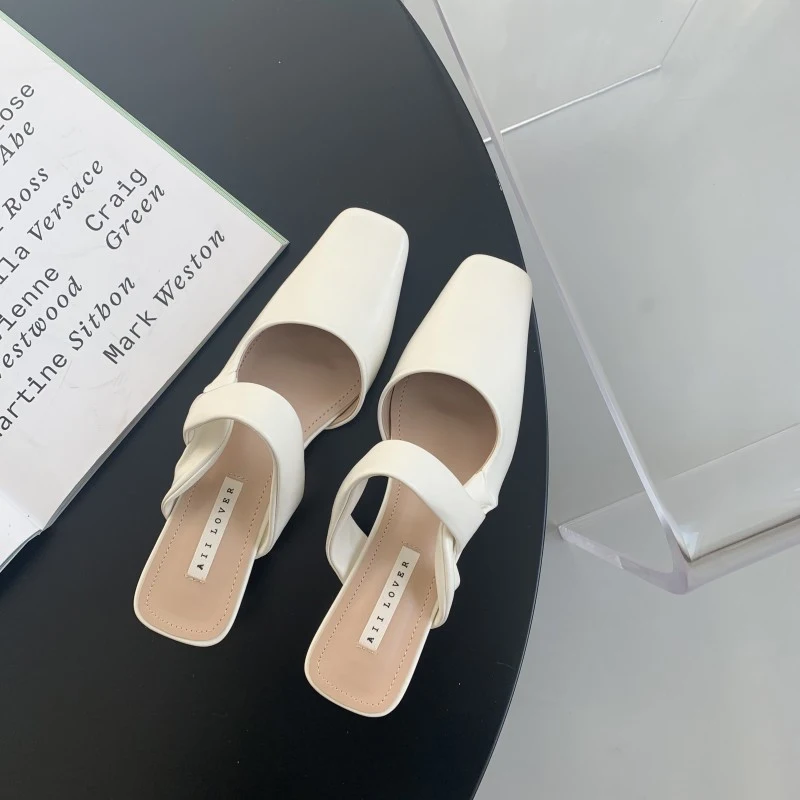Chinelos fechados de salto grosso para moda feminina, confortáveis e elegantes, ideais para o dia a dia e eventos especiais.