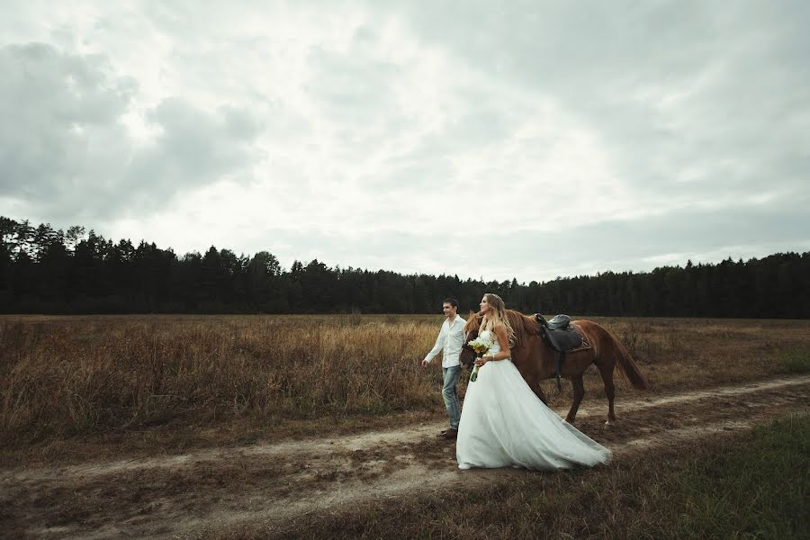 Fotógrafo de casamento Pavel Nenartovich (nenik83). Foto de 26 de outubro 2014