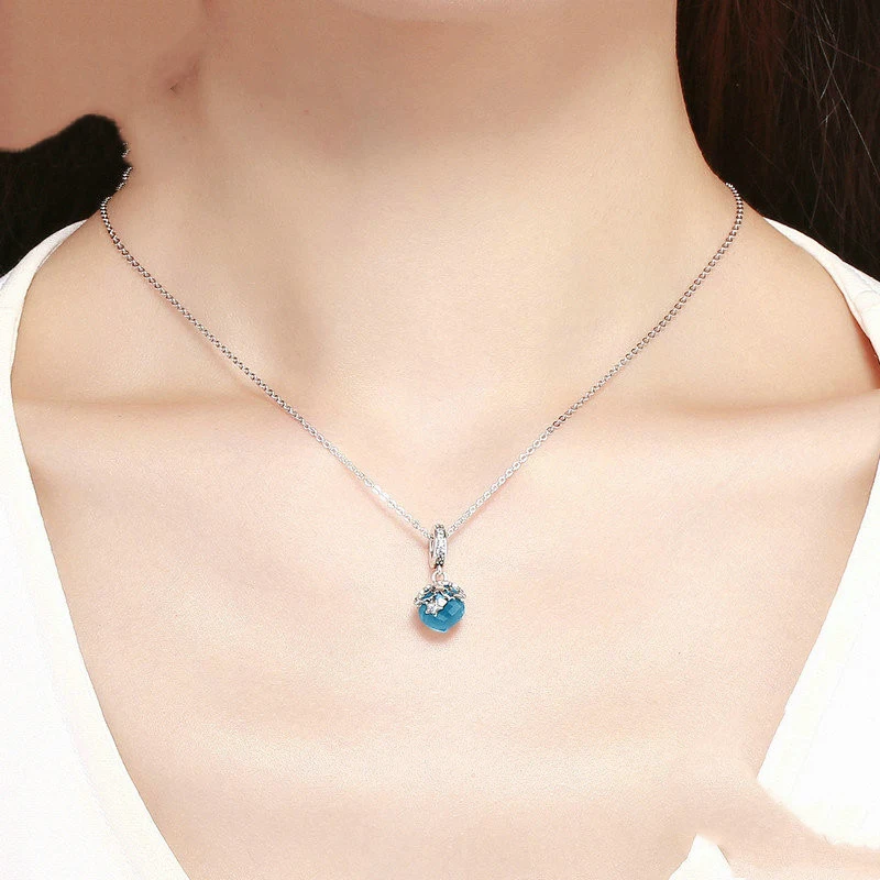 Blue Starlight hanger van S925 zilver, modieus en past overal bij. Een accessoire dat je stijl accentueert en glans toevoegt.