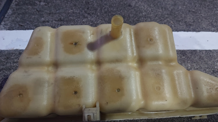 NISSAN GT-RのTOPSECRET・リザーブタンク交換・DIY・福島県いわき市・水回りリフレッシュに関するカスタム事例の投稿画像6枚目