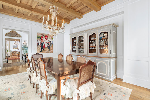 Dining room with buffet and table - House purchase in Houston, 5 bedrooms