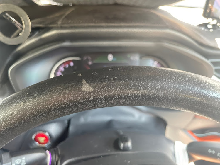 RAV4のステアリングカバー・編み込みステアリングカバー・rav4adventureに関するカスタム事例の投稿画像3枚目