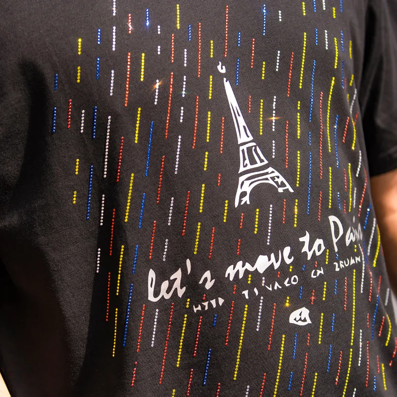 T-shirt manches courtes multicolore à motif percé, personnalité mode. Adoptez un look unique et tendance avec ce vêtement stylé et confortable.