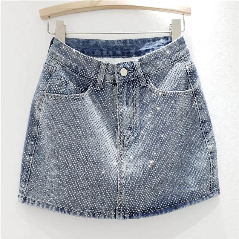 Heavy Industry Hot Diamond Denim Rock für Mädchen. Der robuste Jeansstoff und die auffälligen Details sorgen für einen coolen Look.