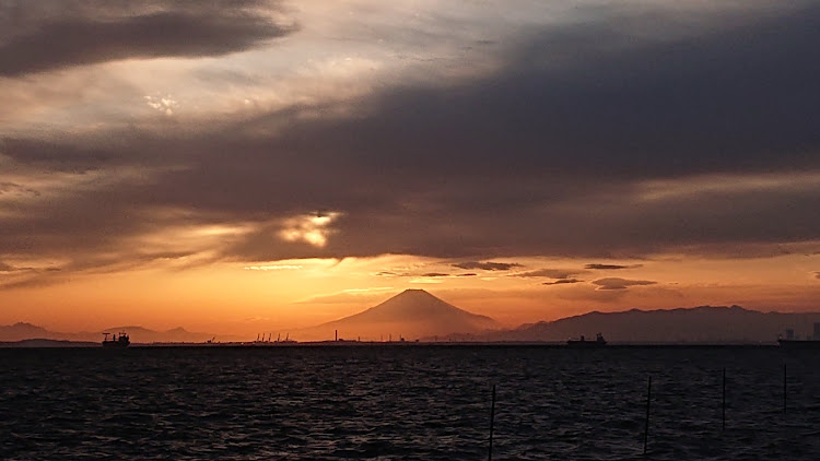 ワゴンRスティングレーの本日の夕陽と富士山・久々に綺麗な夕富士が見れました・アクアラインと夕富士と・連投、失礼します💦に関するカスタム事例の投稿画像9枚目