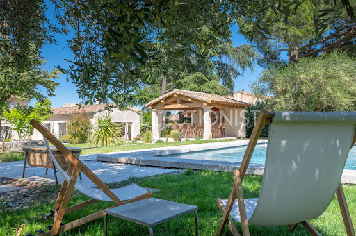 House with pool and pool house in this luxury property for seasonal rental in Saint-Rémy-de-Provence ($11,016 - 620 m²)