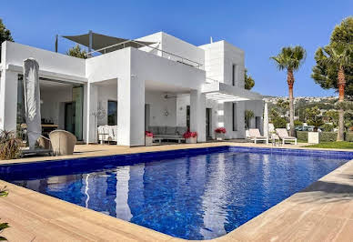 Villa with pool and terrace 4