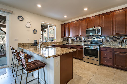 Kitchen with island and stools - Luxury house for sale in Reno, 4 bedrooms