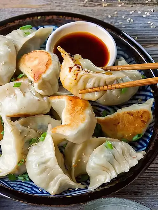 Paneer Tom Yum Pan Fried Momos (6 Pcs)