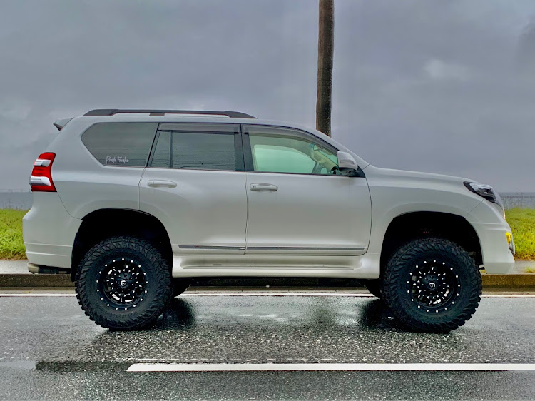 ランドクルーザープラドの真横・TZ-G・6インチアップ・プラド150・流行りに便乗に関するカスタム事例の投稿画像1枚目