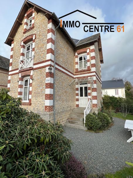 Vente maison 6 pièces 106 m² à Bagnoles-de-l'Orne (61140), 280 000 €