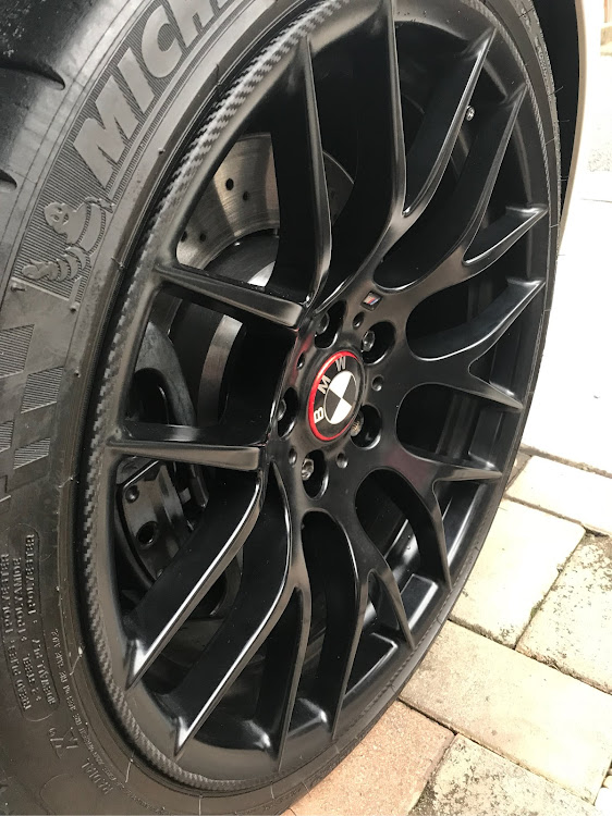 M3 セダンのDIY・耐熱カラー・ローター塗装に関するカスタム事例の投稿画像1枚目