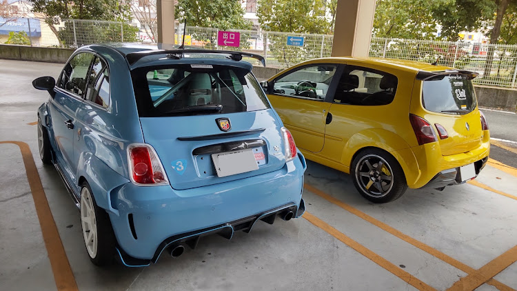 トゥインゴのABARTH 595・THREE HUNDRED・嫁さんと買い物・勝手にコラボに関するカスタム事例の投稿画像3枚目
