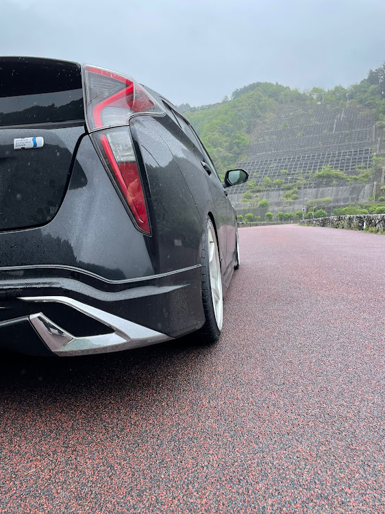 プリウスの低そうで低くない少し低い車・ホイール交換・ゴールデンウィーク・GWに関するカスタム事例の投稿画像3枚目