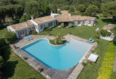 Villa with pool and garden 8