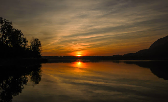 TRAMONTO RIFLESSO NEL LAGO.... di ringhio