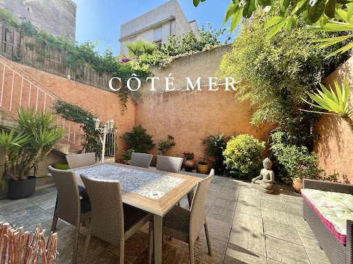Prestige property for sale in Marseille 7ème (13007) - Terrace with outdoor table and garden
