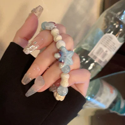 Bracelet macaron doux en forme d'étoile de mer pour femmes, design spécial. Un accessoire charmant et unique pour un style élégant et original.