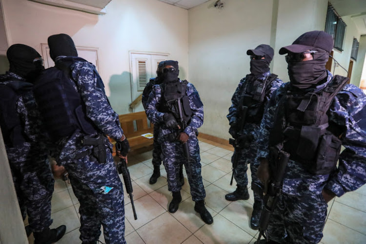 Members of the anti-terror police unit keep guard in Nairobi, Kenya, 30 October 2020. (Photo: EPA-EFE / Daniel Irungu)