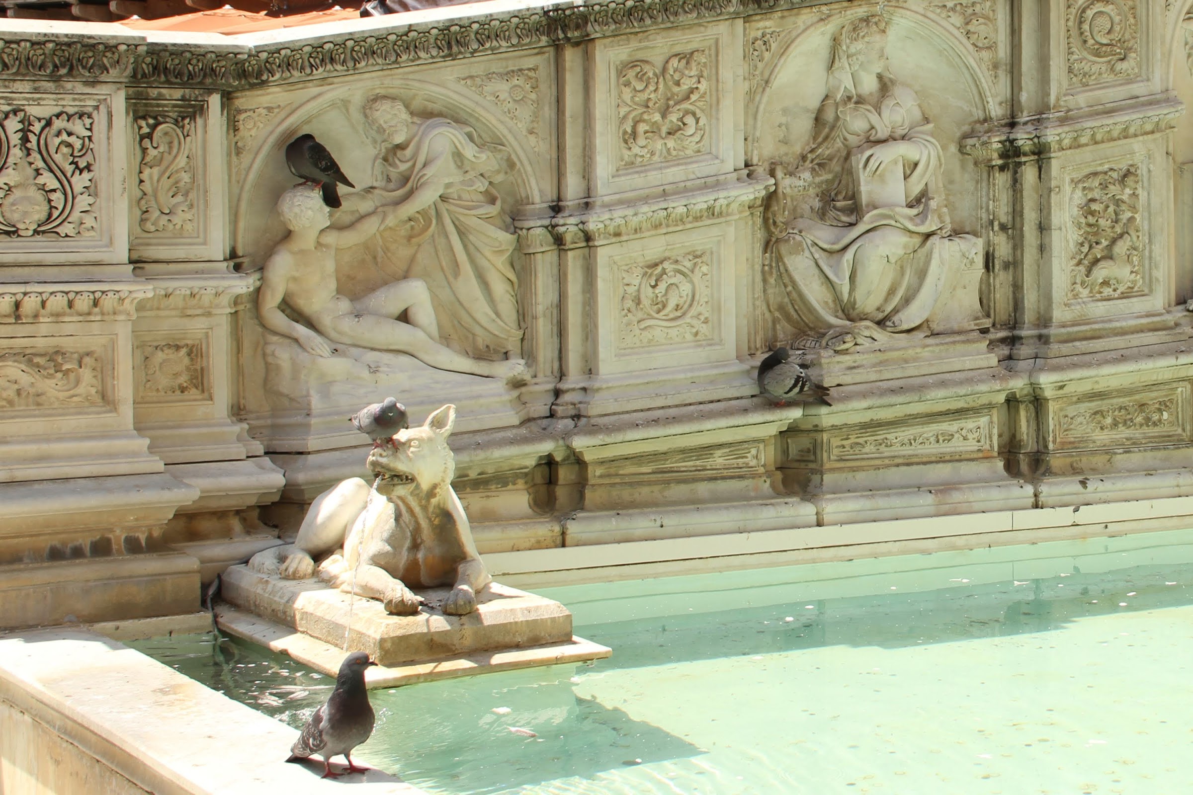 PFonte Gaia in de Piazza del Campo, Siena. Zijpaneel links met De schepping van Adam en La Sapienza