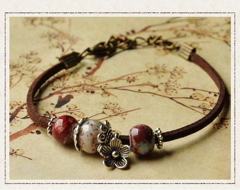 Bracelet de perles en céramique pour femmes, national, un bijou élégant et intemporel. Parfait pour sublimer votre poignet avec style et raffinement.