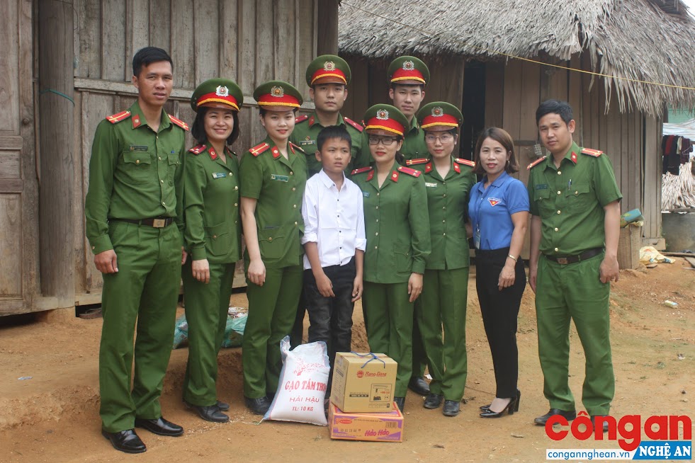 Đoàn cơ sở Trại Tạm giam Công an tỉnh tặng quà cho học sinh có hoàn cảnh khó khăn