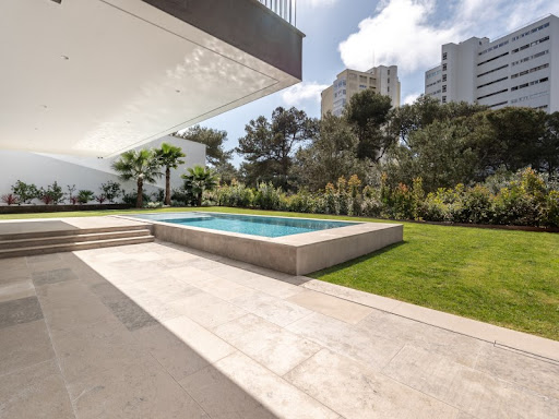 Maison contemporaine avec piscine et jardin 5