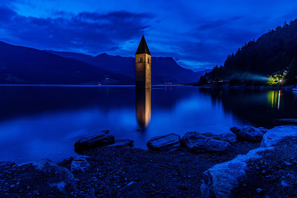 Reschensee by night di Salvatore Vitale