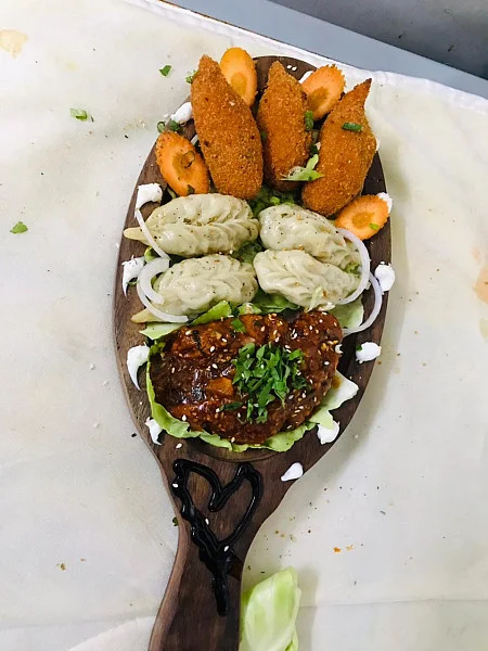 Veg Momos Platter [10 Pcs]