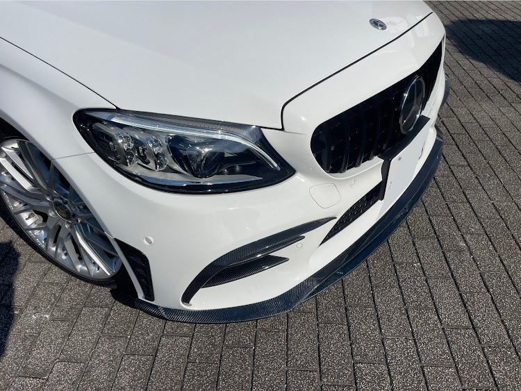 Cクラス セダンのフロントリップスポイラー・BRABタイプ・ロルフハルトゲ・車種名エンブレムは無し派に関するカスタム事例の投稿画像1枚目