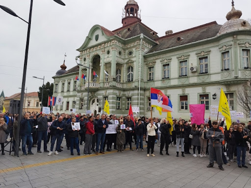 Održan protest zbog najave gašenja škole 'Uroš Predić' u Zrenjaninu