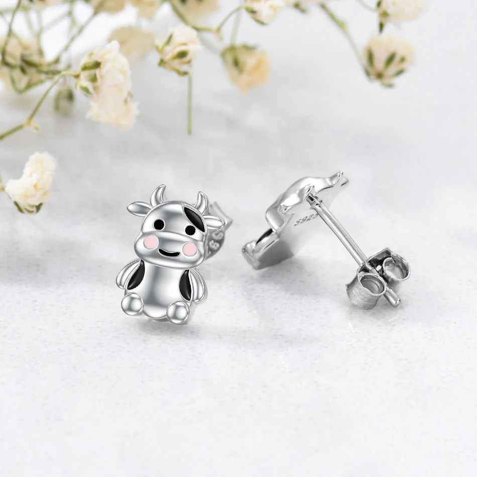 Zilveren koe oorbellen, koeien sieraden, dieren oorknopjes, cadeau voor dames, tieners, verjaardag. Schattig en uniek sieraad.