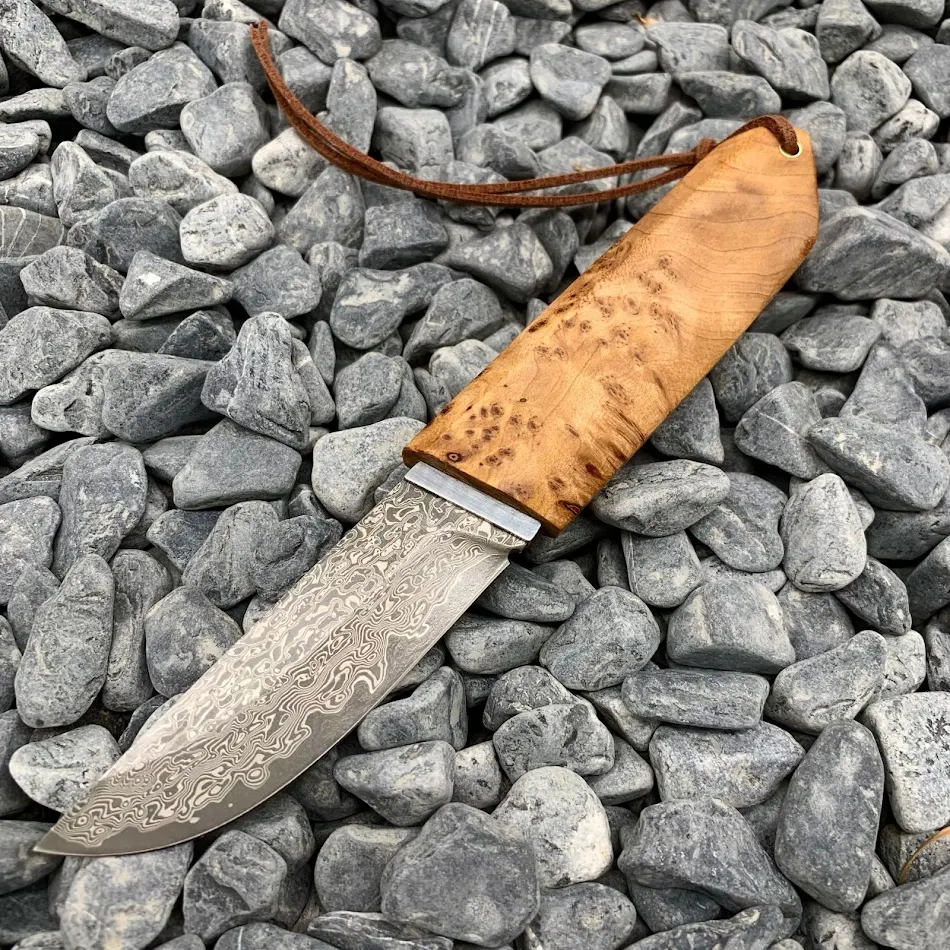 Outdoor Camping Kort Mes Gemaakt van Gesmeed Damascuspatroon Staal — Duurzaam en scherp, essentieel gereedschap voor kamperen en buitenavonturen