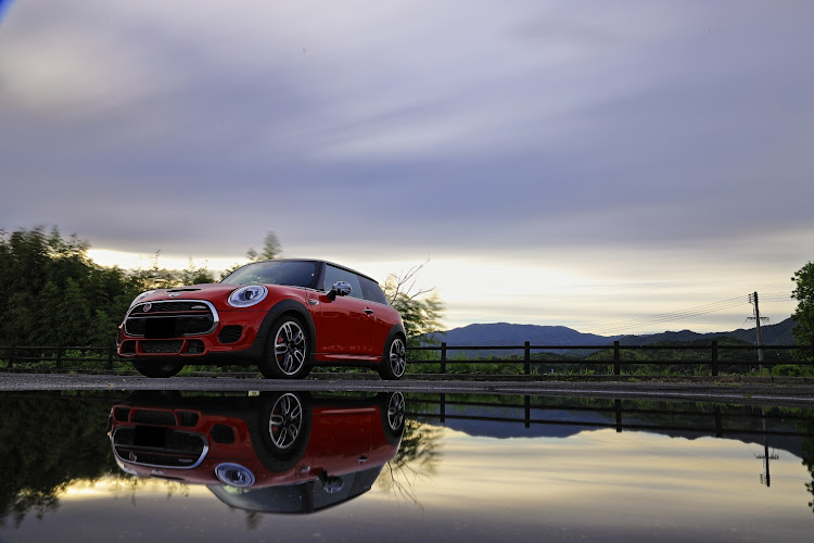 ミニ ハッチバックのMINI・Reflection・夕方撮影に関するカスタム事例の投稿画像1枚目