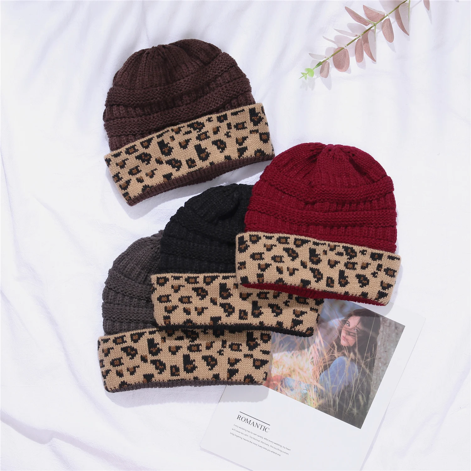 Title 2, Gorro feminino de malha de acrílico com estampa...