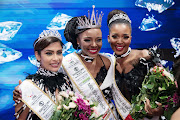 Mrs SA 2021 winner Thenjiwe Mdluli with first princess Sumaiya Omar (left) and second princess Zikhona Ngata.