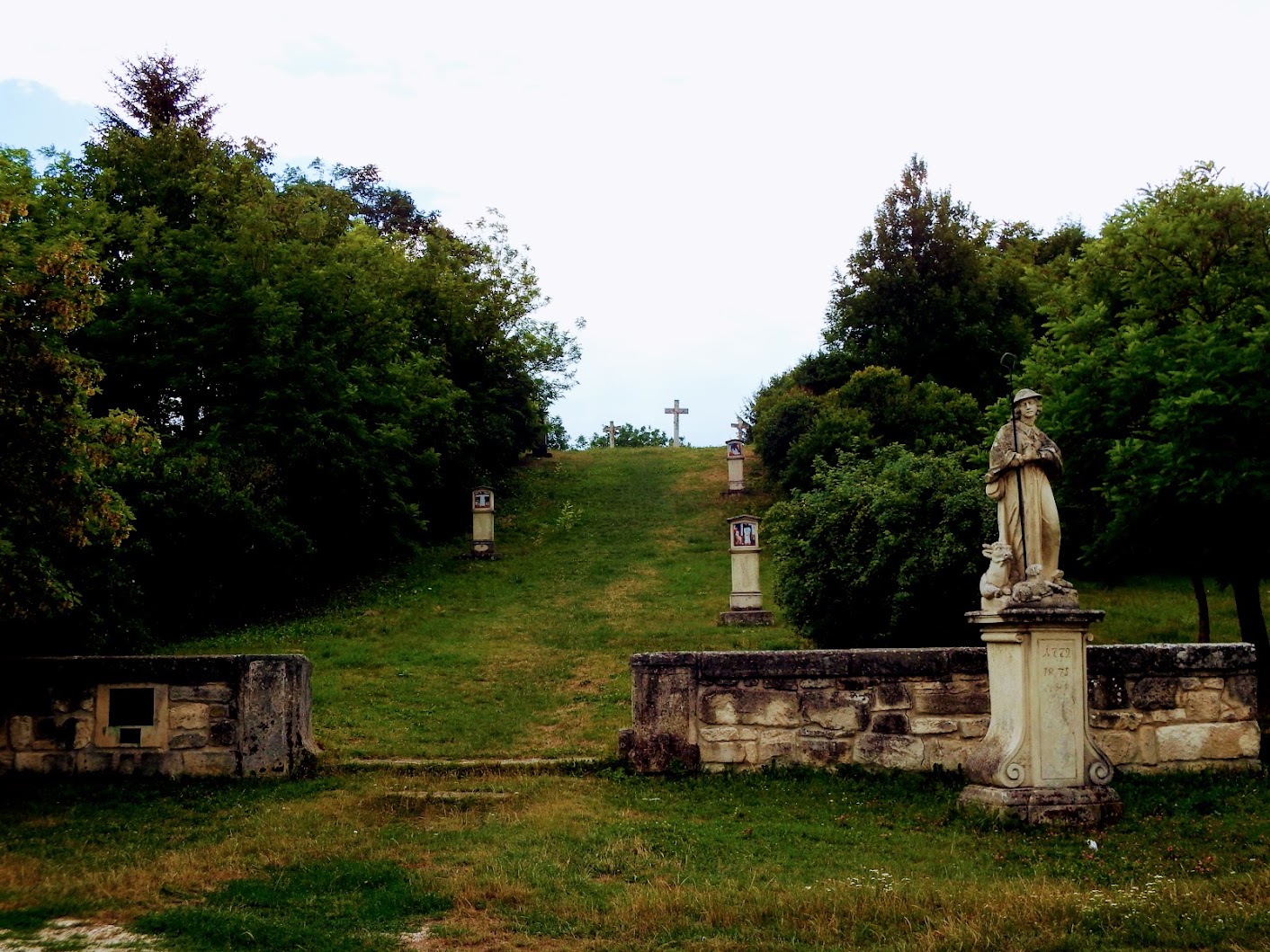 Etyek - Szent Vendel-szobor a kálvária előtt