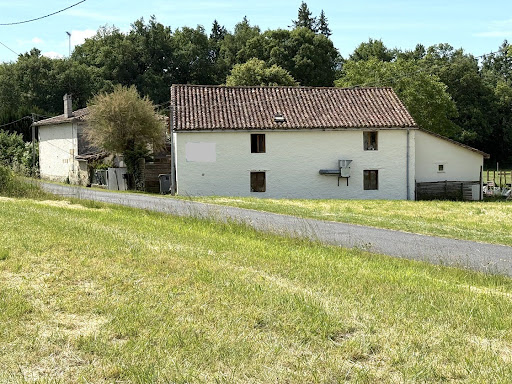 White farmhouse with tiled roof - Prestige house for sale in Combiers, 11 rooms, 7 bedrooms