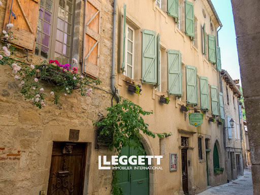 Façade d'une maison ancienne, volets verts dans cette Maison de luxe à vendre à Saint-Antonin-Noble-Val (697 000 € - 235 m²)