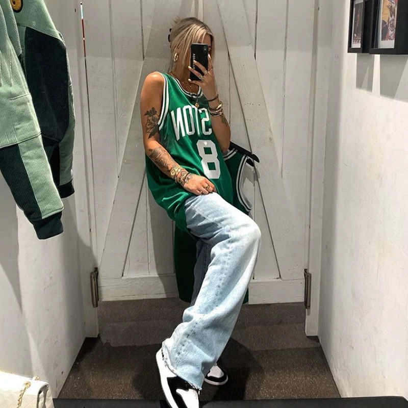 Jean taille haute pour femme, coupe droite, ample et polyvalent, amincissant, pour un look casual et tendance.