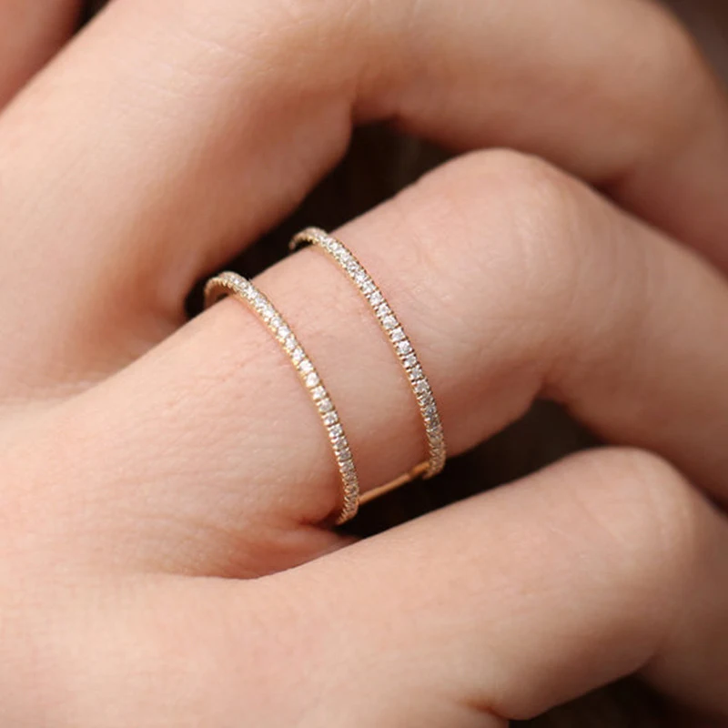 Diamanten I-vormige ring, een eenvoudige sierlijke ring. Een subtiele manier om je dagelijkse outfit te verfraaien met een vleugje elegantie.