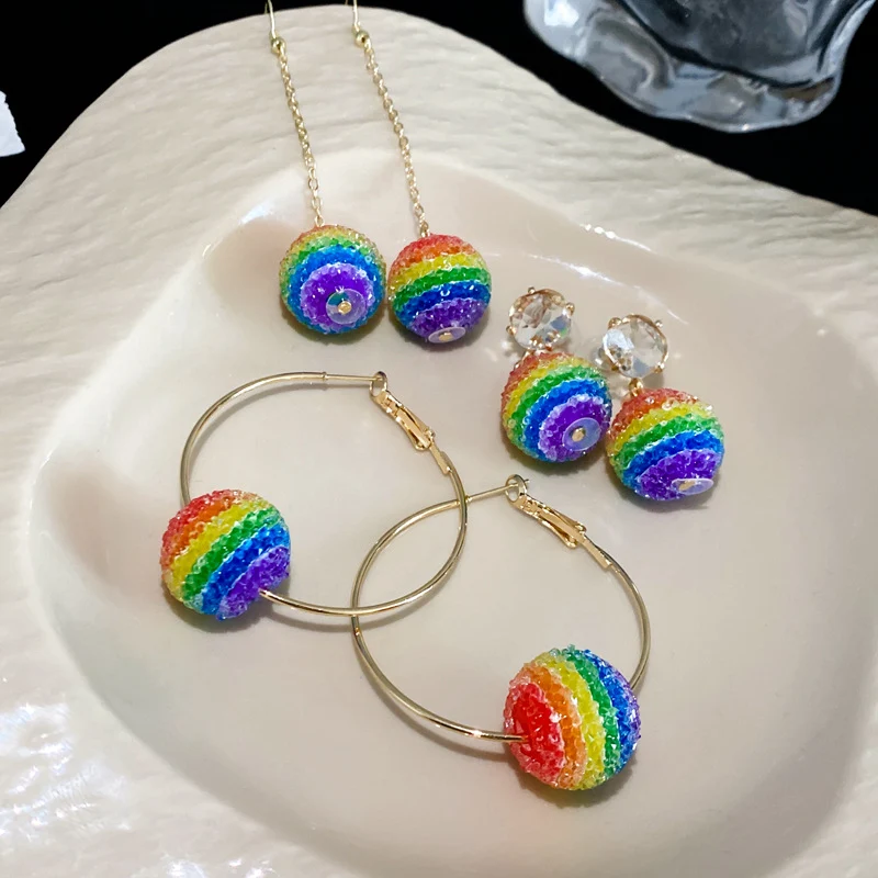 Pendientes de bola de arcoíris con brillantes de plata, estilo dulce e informal, para un toque de moda con sentido del diseño